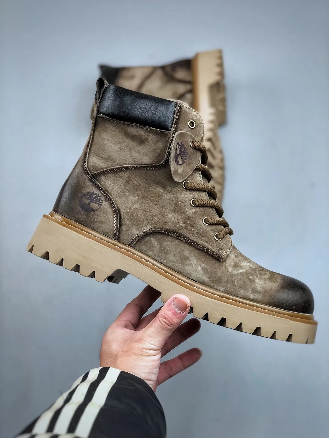 Local 💰640 supports store opening new goods 🚀 #Timberland Timberland/Timberland new autumn and winter products essential outdoor leisure rhubarb boots series for autumn and winter #Guangdong Dachang quality original box original packaging fashion trend matching fabrics made of Italian 🇮🇹 top matte fine-grained cowhide lightweight outsole with anti-odor and anti-corrosion genuine leather latex insoles from outsole to hardware are made from OEM raw materials Same as the original Goodyear's never-opening glue process. Good products don't kill pigs. The quality of the first order is strictly controlled. Exclusively released on the entire network. The quality is beyond doubt. The full set of official website unified packaging gives you a perfect wearing experience. The quality is exquisite and durable. A must-have for sportsmen. Specializes in not looking handsome. High-quality feet feel first-class. This winter, it is specially used for outdoor cold protection. Daily casual matching. Size: 38-44 (leather shoe size)